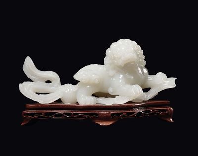 Leone stilizzato, figura in giada bianca su drappo, Cina, Dinastia Qing, fine XIX secolo