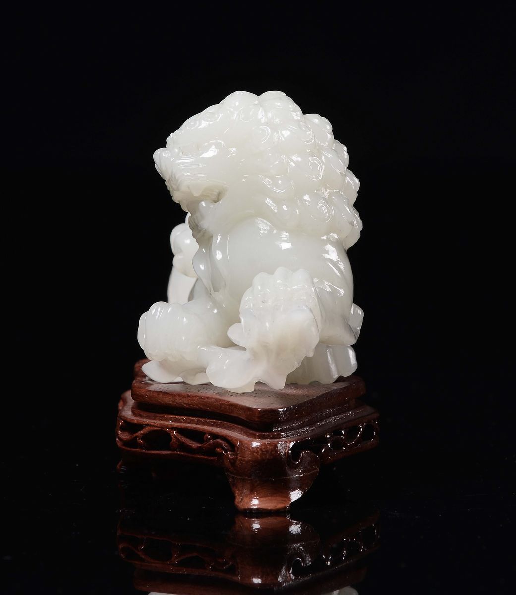 Leone stilizzato, figura in giada bianca su drappo, Cina, Dinastia Qing, fine XIX secolo