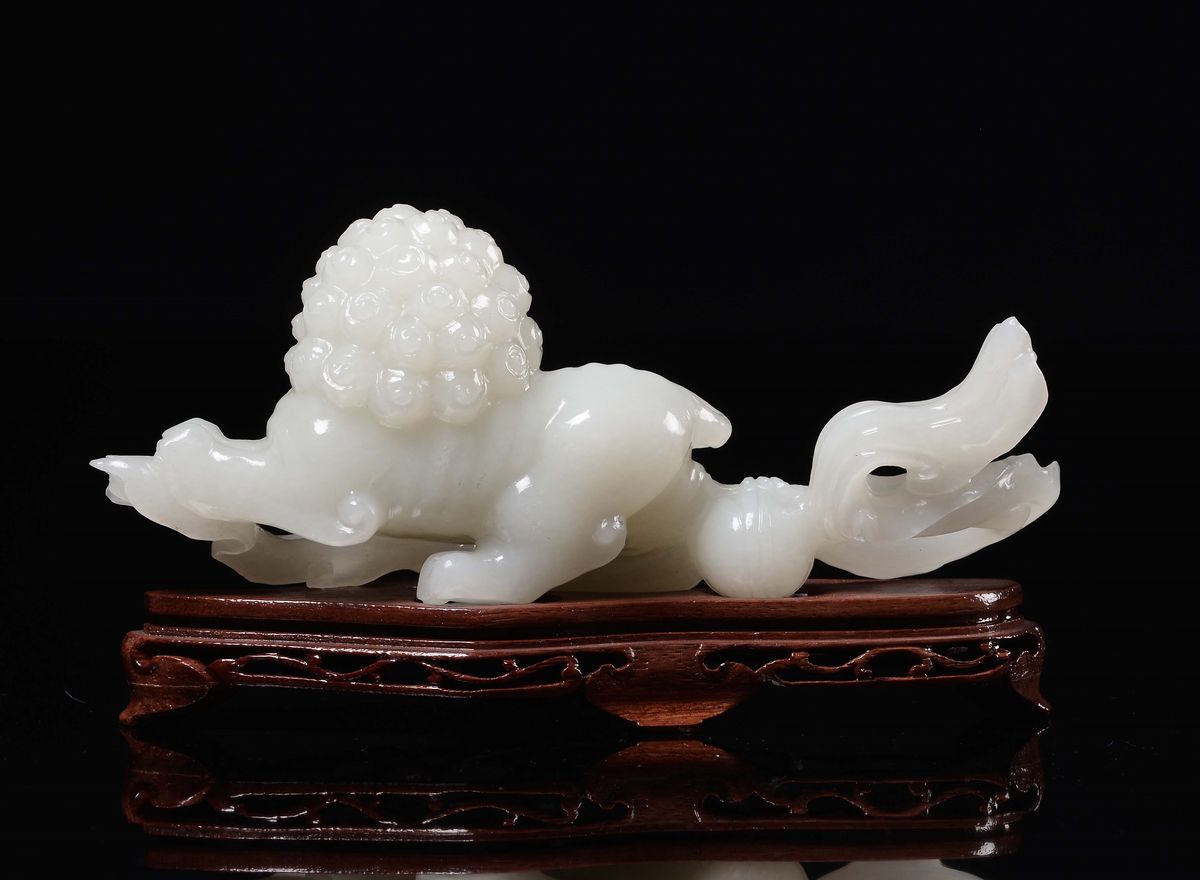 Leone stilizzato, figura in giada bianca su drappo, Cina, Dinastia Qing, fine XIX secolo