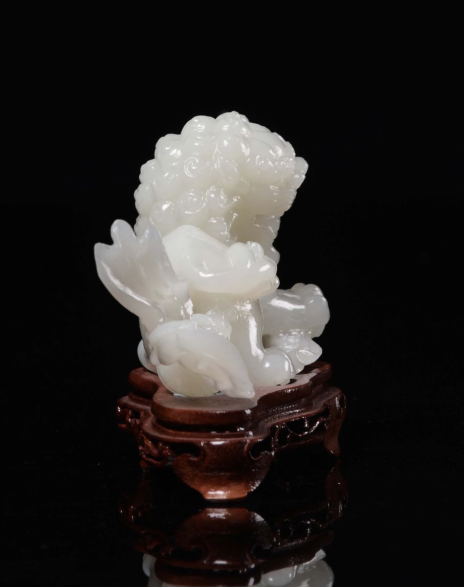 Leone stilizzato, figura in giada bianca su drappo, Cina, Dinastia Qing, fine XIX secolo
