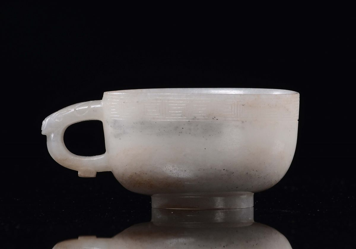 Cina, Coppetta con manico in giada bianca, Dinastia Qing, epoca Qianlong (1736-1795)