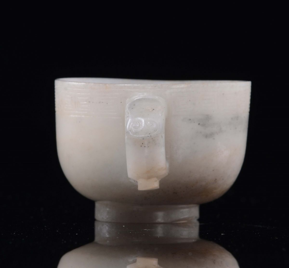 Cina, Coppetta con manico in giada bianca, Dinastia Qing, epoca Qianlong (1736-1795)