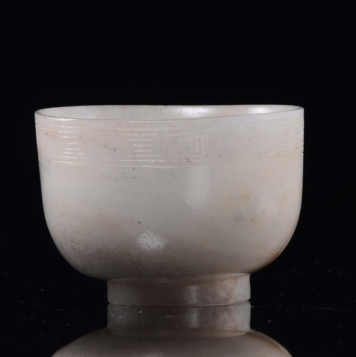 Cina, Coppetta con manico in giada bianca, Dinastia Qing, epoca Qianlong (1736-1795)