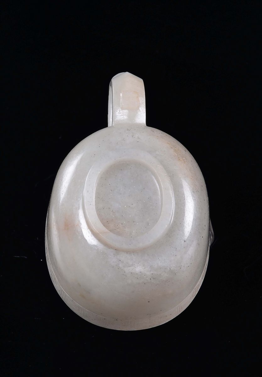 Cina, Coppetta con manico in giada bianca, Dinastia Qing, epoca Qianlong (1736-1795)