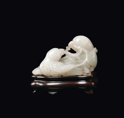 Cina, Dinastia Qing, epoca Qianlong (1736-1795), Uccellini finemente scolpiti in giada bianca con...