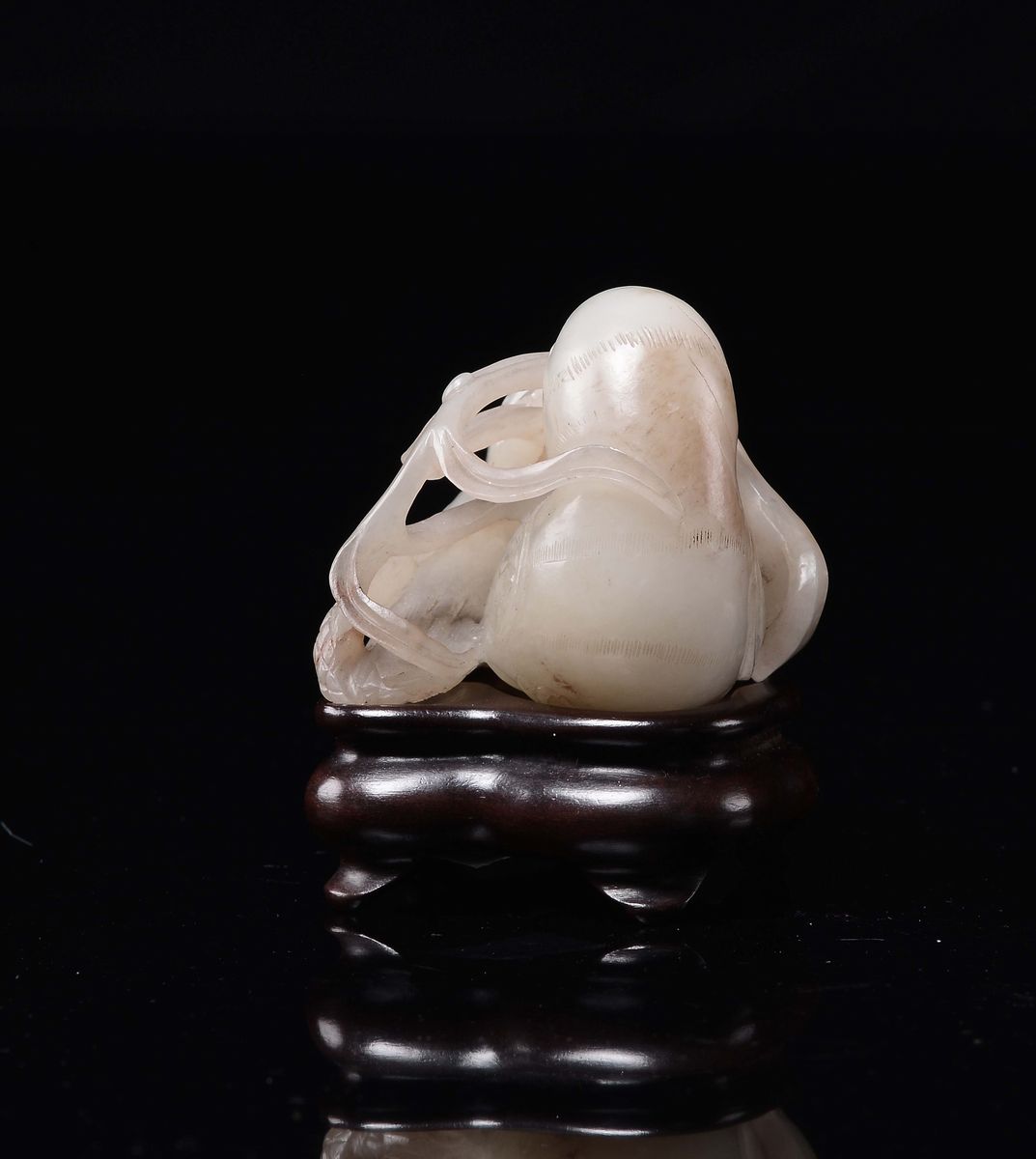 Cina, Dinastia Qing, epoca Qianlong (1736-1795), Uccellini finemente scolpiti in giada bianca con...