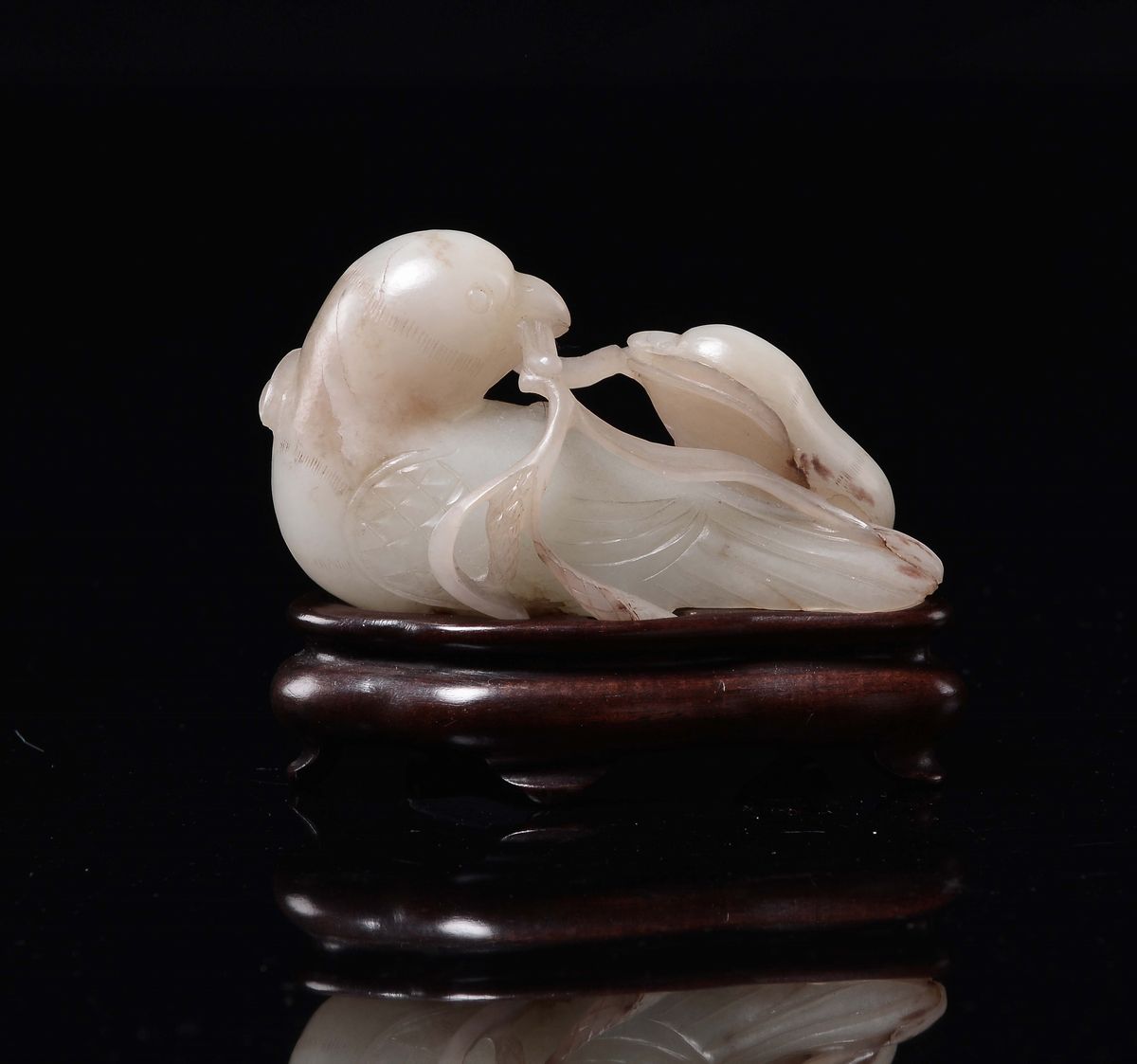 Cina, Dinastia Qing, epoca Qianlong (1736-1795), Uccellini finemente scolpiti in giada bianca con...