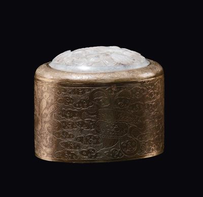 Scatolina in ottone con placca in giada bianca e rilievo di cane di Pho, Cina, Dinastia Qing, XVI...