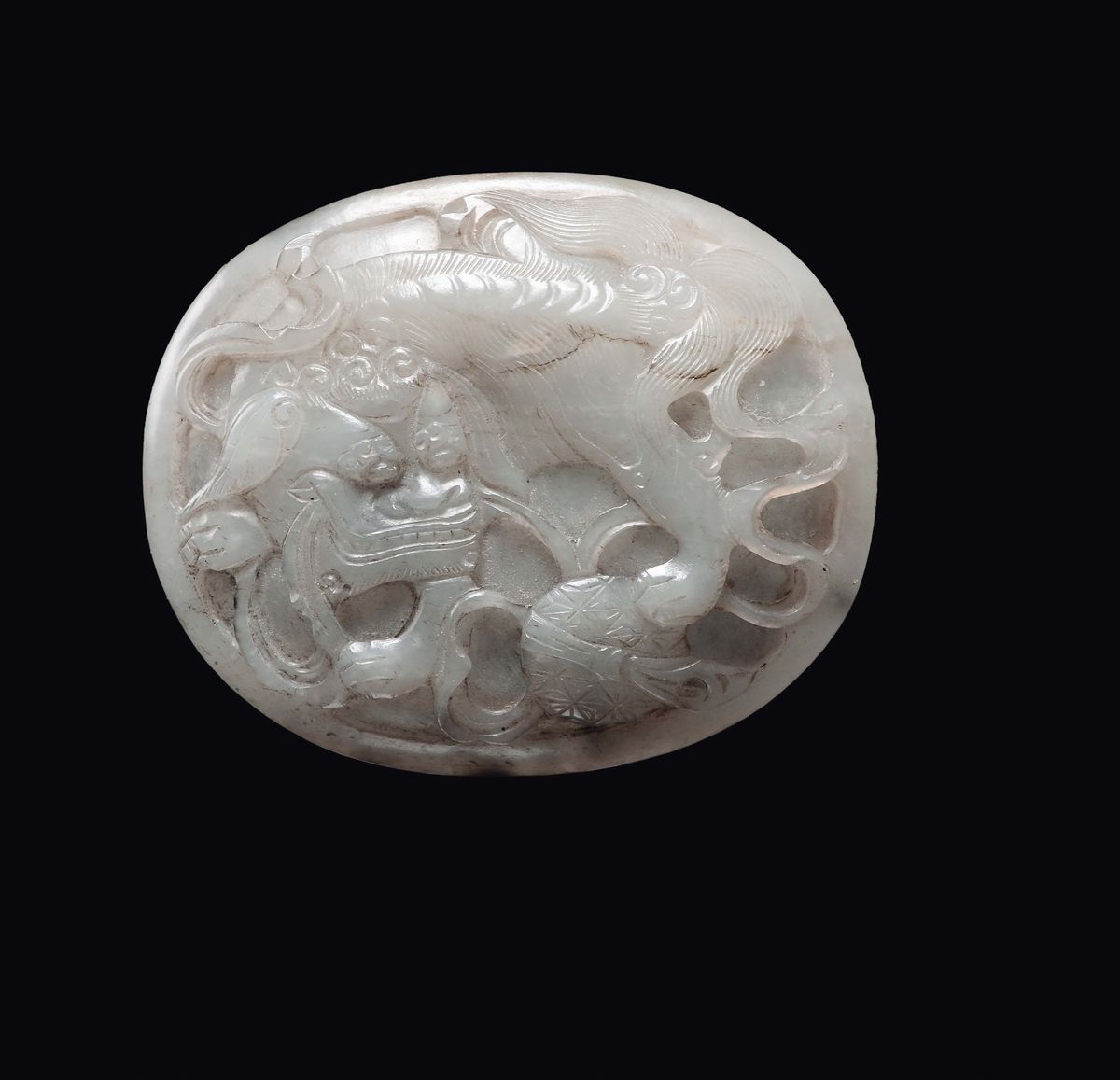 Scatolina in ottone con placca in giada bianca e rilievo di cane di Pho, Cina, Dinastia Qing, XVI...