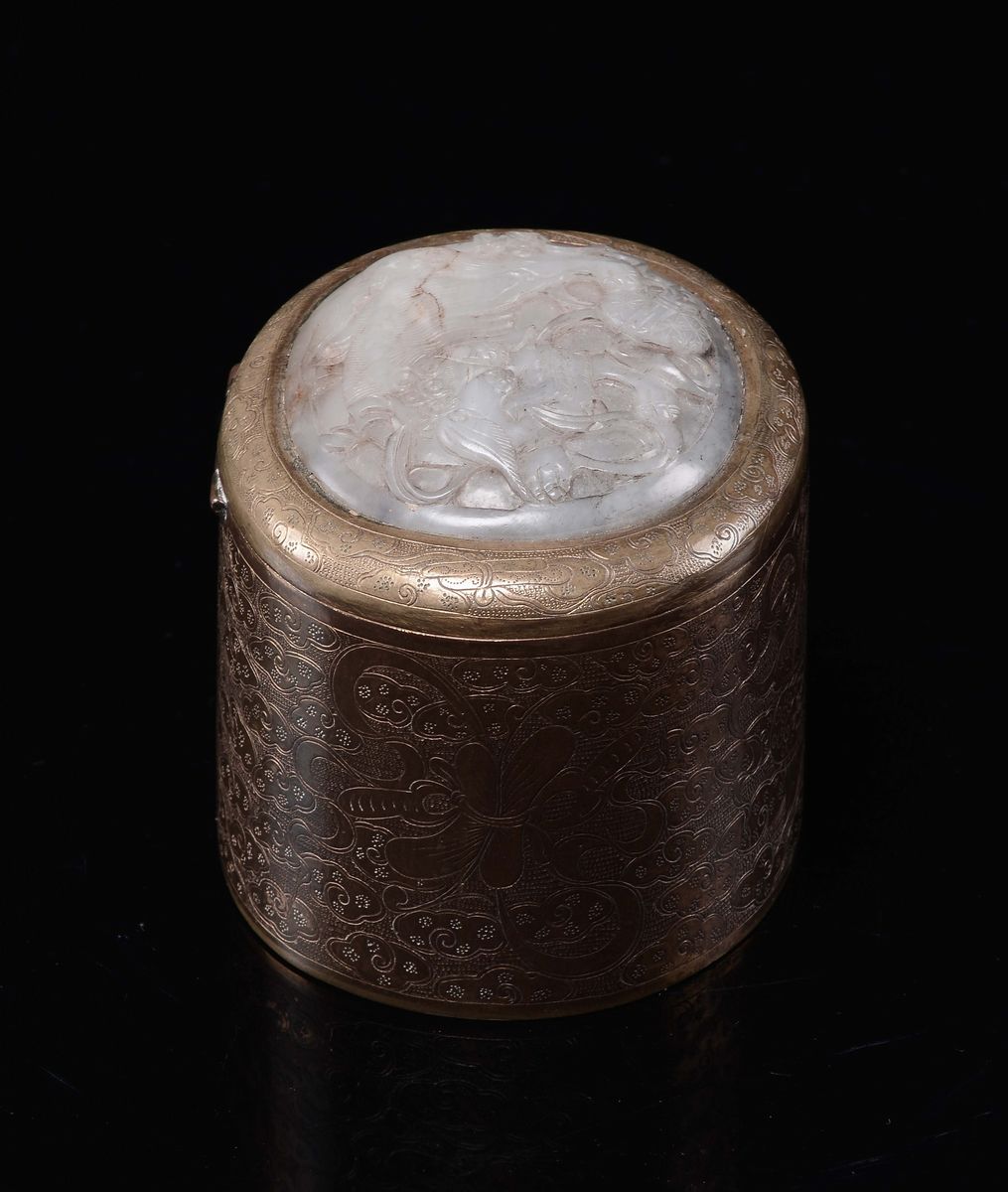 Scatolina in ottone con placca in giada bianca e rilievo di cane di Pho, Cina, Dinastia Qing, XVI...