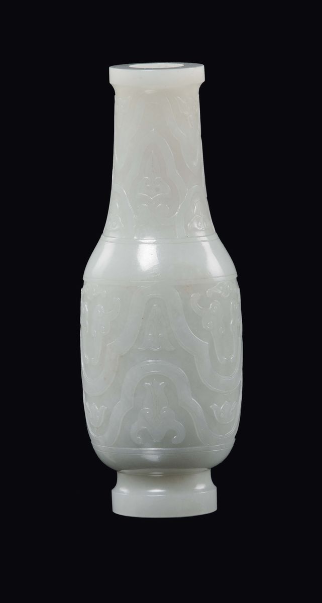 Vasetto in giada bianca con decoro geometrico e fiori stilizzati, Cina, Dinastia Qing, epoca Qian...