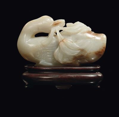 Cina, Dinastia Qing, Anatra scolpita in giada bianca con venature russet, epoca Qianlong (1736-17...