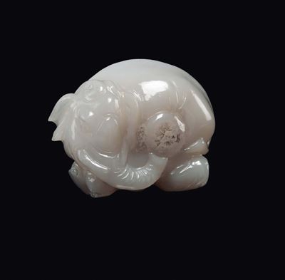 Cina, Dinastia Qing, Figura di elefante scolpita in agata con frutto sulla proboscide, XIX secolo