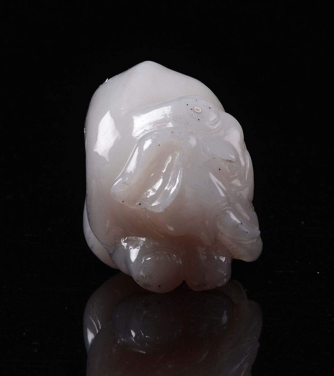 Cina, Dinastia Qing, Figura di elefante scolpita in agata con frutto sulla proboscide, XIX secolo