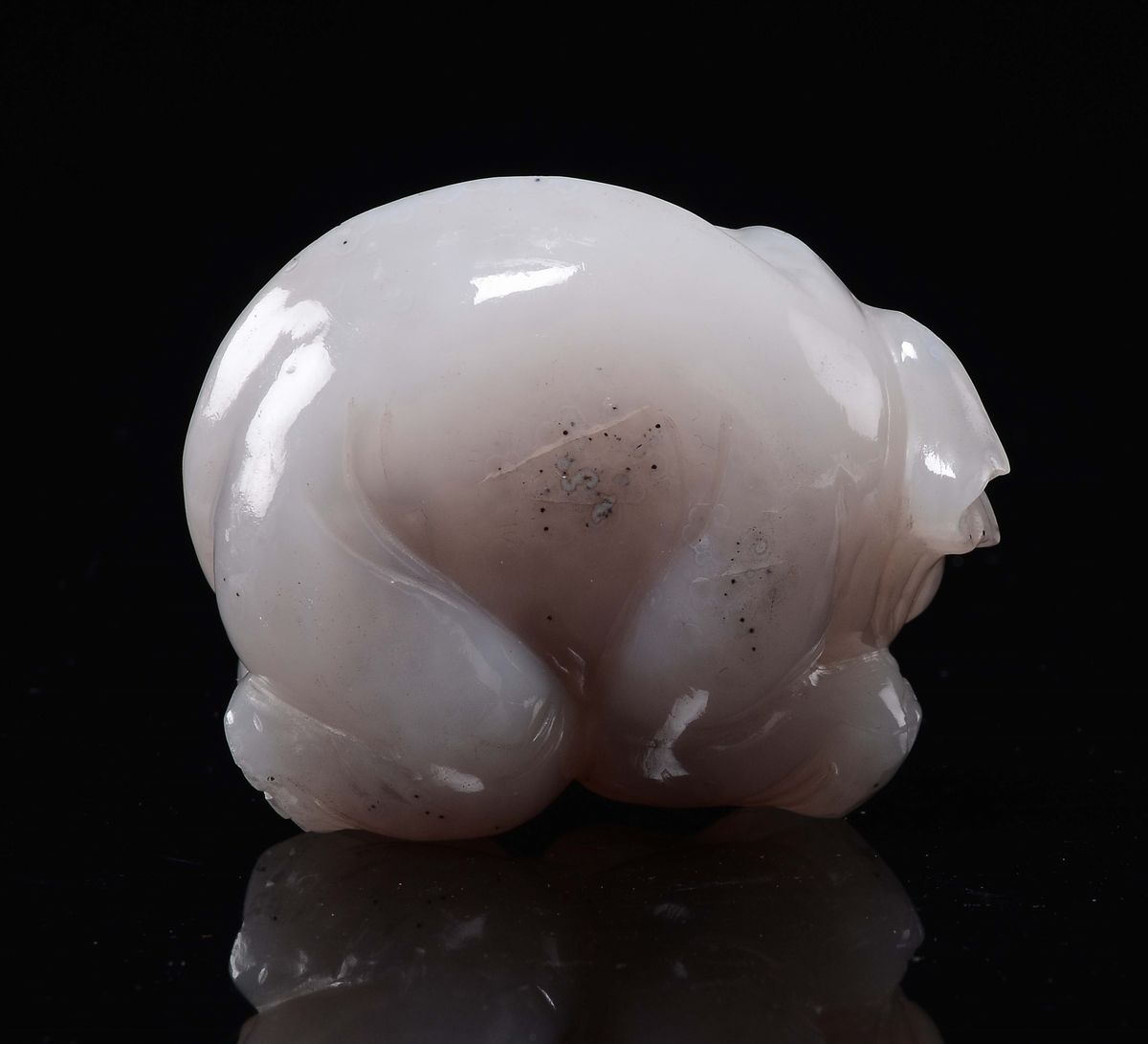 Cina, Dinastia Qing, Figura di elefante scolpita in agata con frutto sulla proboscide, XIX secolo
