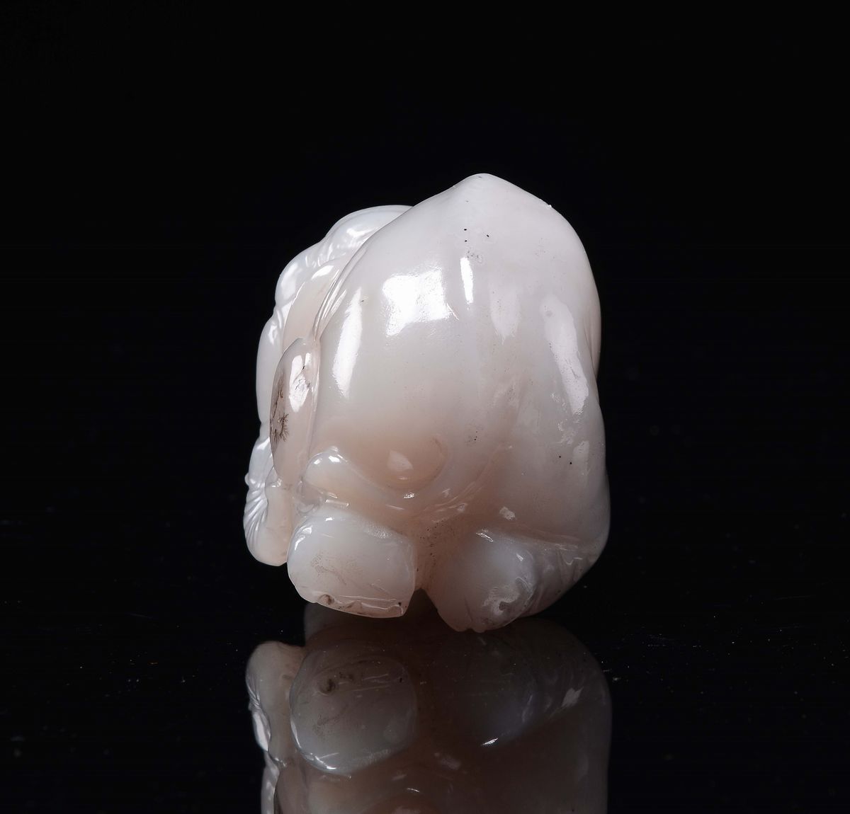 Cina, Dinastia Qing, Figura di elefante scolpita in agata con frutto sulla proboscide, XIX secolo