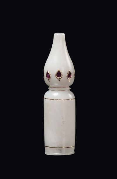 Bocchino in giada bianca Mogul con profili dorati e rubini, Cina, Dinastia Qing, XVIII secolo, h ...