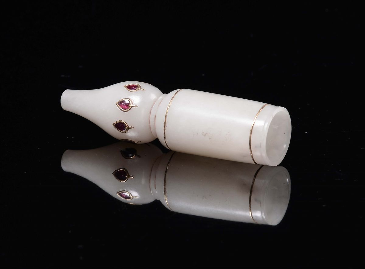 Bocchino in giada bianca Mogul con profili dorati e rubini, Cina, Dinastia Qing, XVIII secolo, h ...