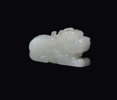 Pho, Piccola figura di cane scolpita in giada bianca, Cina, Dinastia Qing, XIX secolo