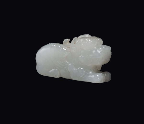 Piccola figura di cane di Pho scolpita in giada bianca, Cina, Dinastia Qing, XIX secolo