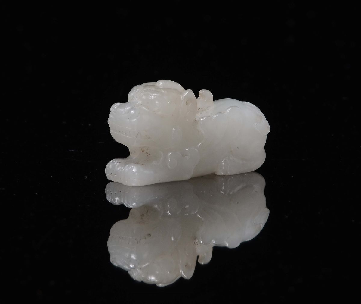 Pho, Piccola figura di cane scolpita in giada bianca, Cina, Dinastia Qing, XIX secolo