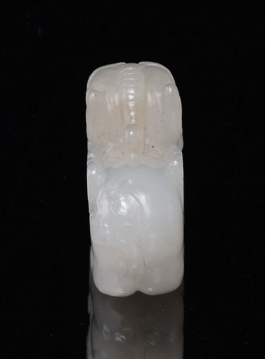 Pho, Piccola figura di cane scolpita in giada bianca, Cina, Dinastia Qing, XIX secolo