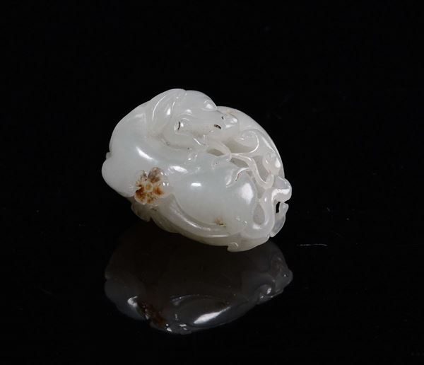 Piccolo cane poggiato su una foglia in giada bianca con rami, fiori e funghi in rilievo, Cina, Dinastia Qing, XVIII secolo