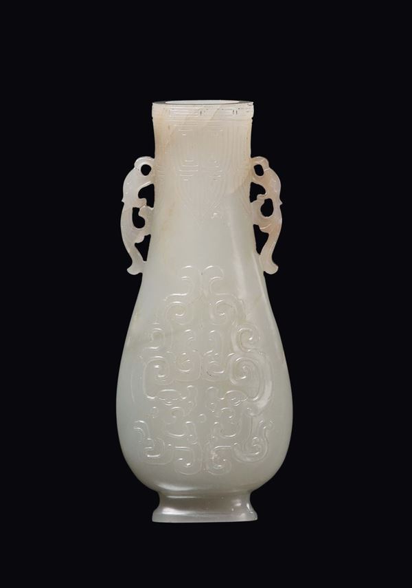Piccolo vasetto in giada bianca scolpito a motivi geometrici d'ispirazione arcaica con doppia ansa, Cina, Dinastia Qing, XIX secolo