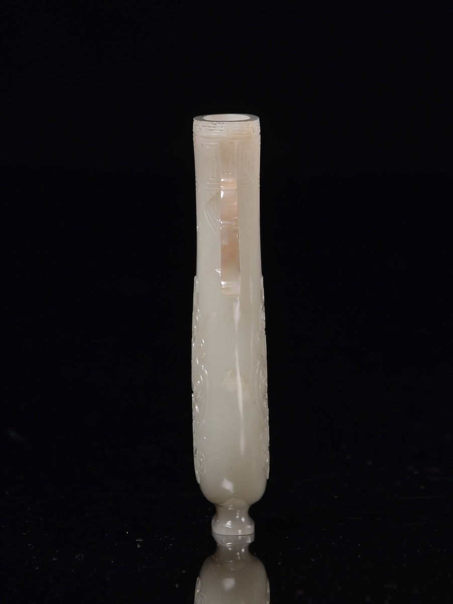 Vasetto in giada bianca, scolpito a motivi geometrici, Cina, Dinastia Qing, XIX secolo