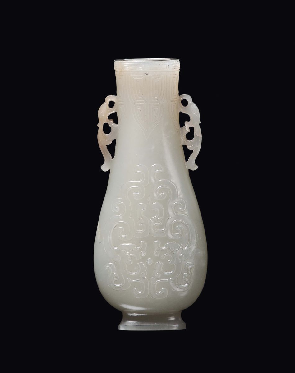 Vasetto in giada bianca, scolpito a motivi geometrici, Cina, Dinastia Qing, XIX secolo