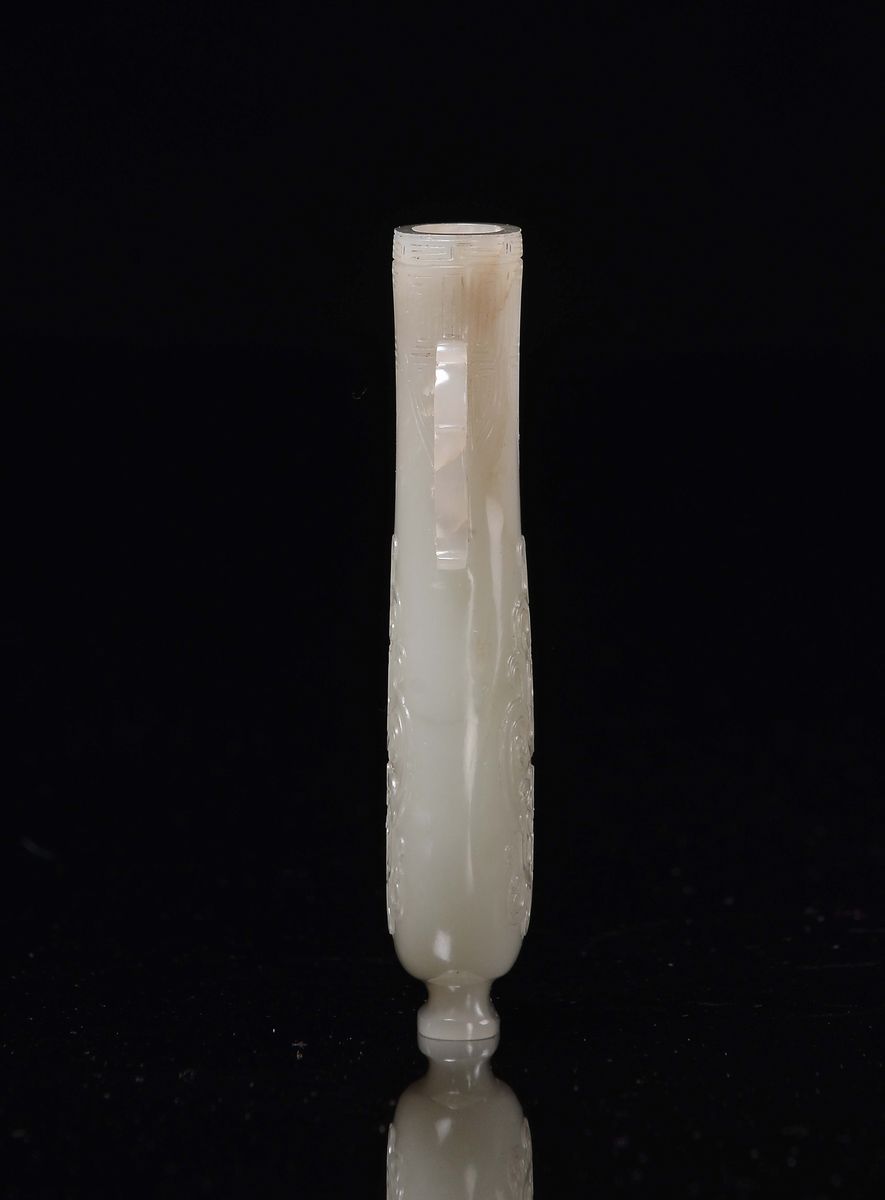 Vasetto in giada bianca, scolpito a motivi geometrici, Cina, Dinastia Qing, XIX secolo