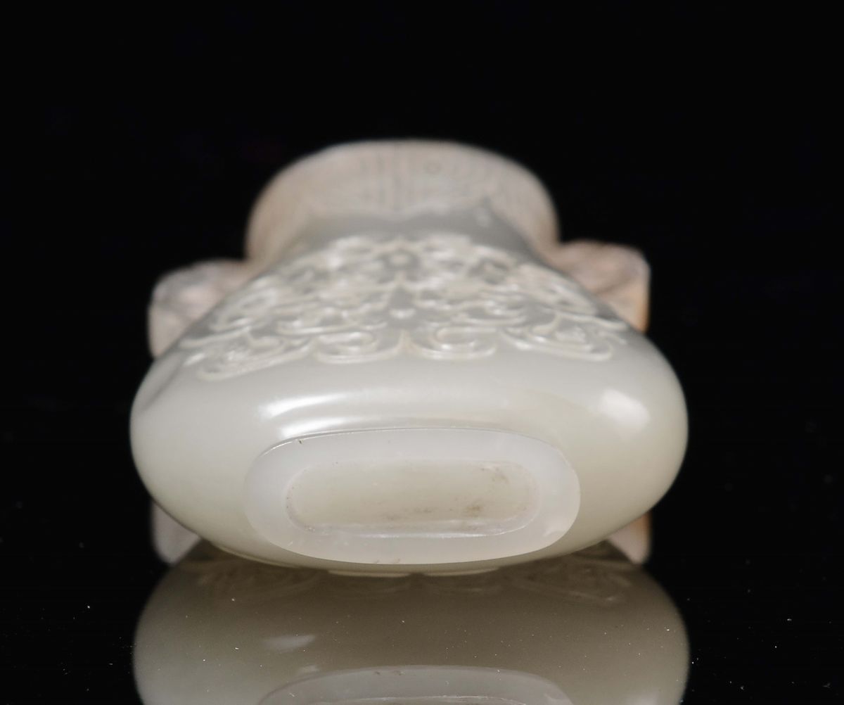Vasetto in giada bianca, scolpito a motivi geometrici, Cina, Dinastia Qing, XIX secolo