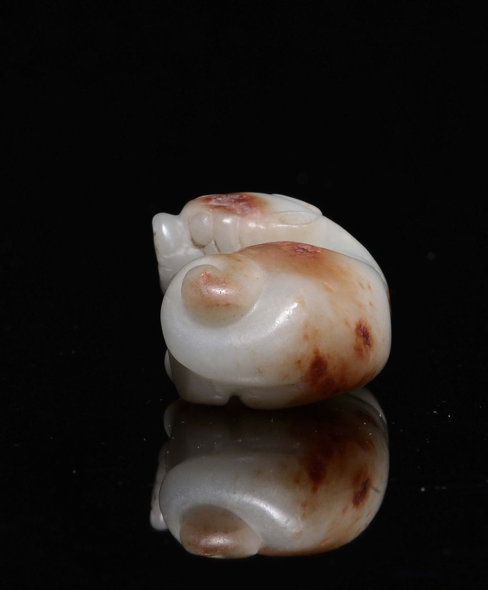 Cina, Dinastia Qing, Piccolo cane in giada bianca e russet, epoca Kangxi (1662-1722), altezza cm ...