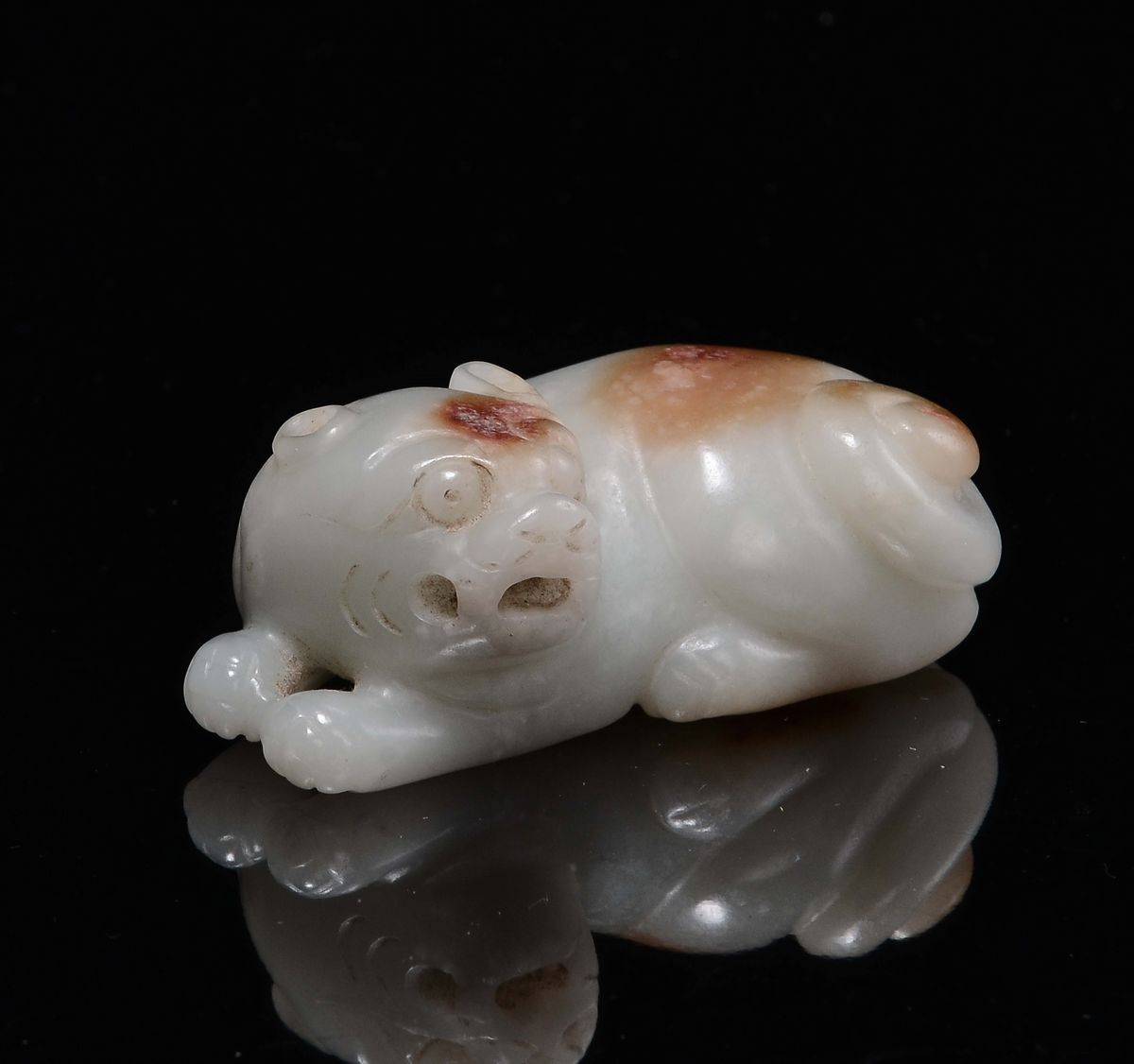 Cina, Dinastia Qing, Piccolo cane in giada bianca e russet, epoca Kangxi (1662-1722), altezza cm ...