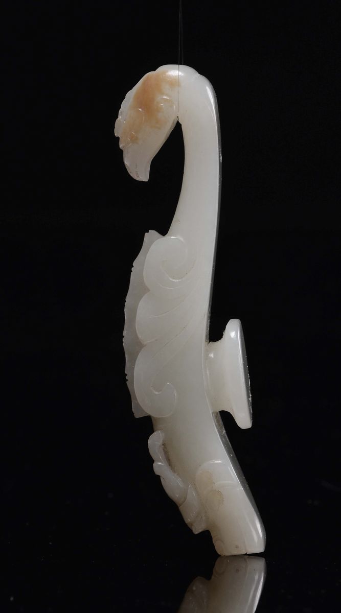 Cina, Dinastia Qing, Rara fibbia in giada bianca Celadon scolpita a guisa di fenice, epoca Qianlo...