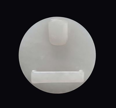 Fibbia circolare in giada bianca, Cina, Dinastia Qing, XIX secolo, diametro cm 6,5