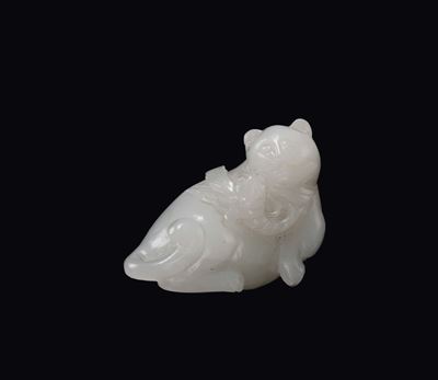 Cina, Dinastia Qing, Figura di gatto con libellula in giada bianca, XIX secolo