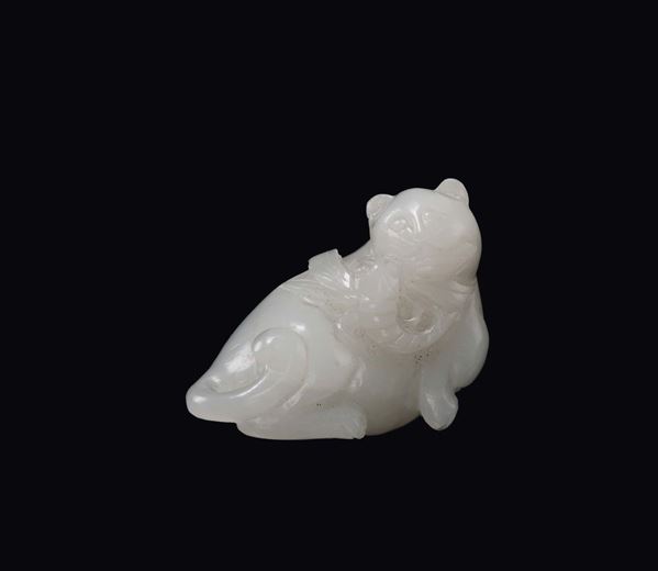 Figura di gatto con libellula in giada bianca, Cina, Dinastia Qing, XIX secolo