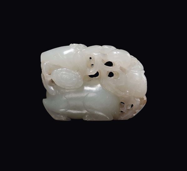Gruppo in giada bianca raffigurante cavallo e oca tra rami di foglie in rilievo, Cina, Dinastia Qing, epoca Qianlong (1736-1795)