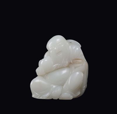 Sculptore Cinese del XIX secolo, Saggio sorridente scolpito in giada bianca con teiera in mano, D...