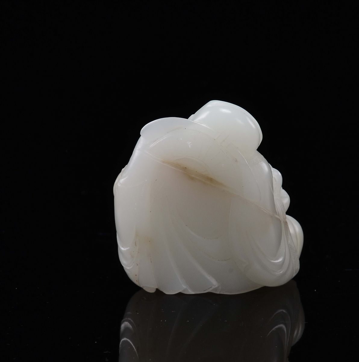 Sculptore Cinese del XIX secolo, Saggio sorridente scolpito in giada bianca con teiera in mano, D...
