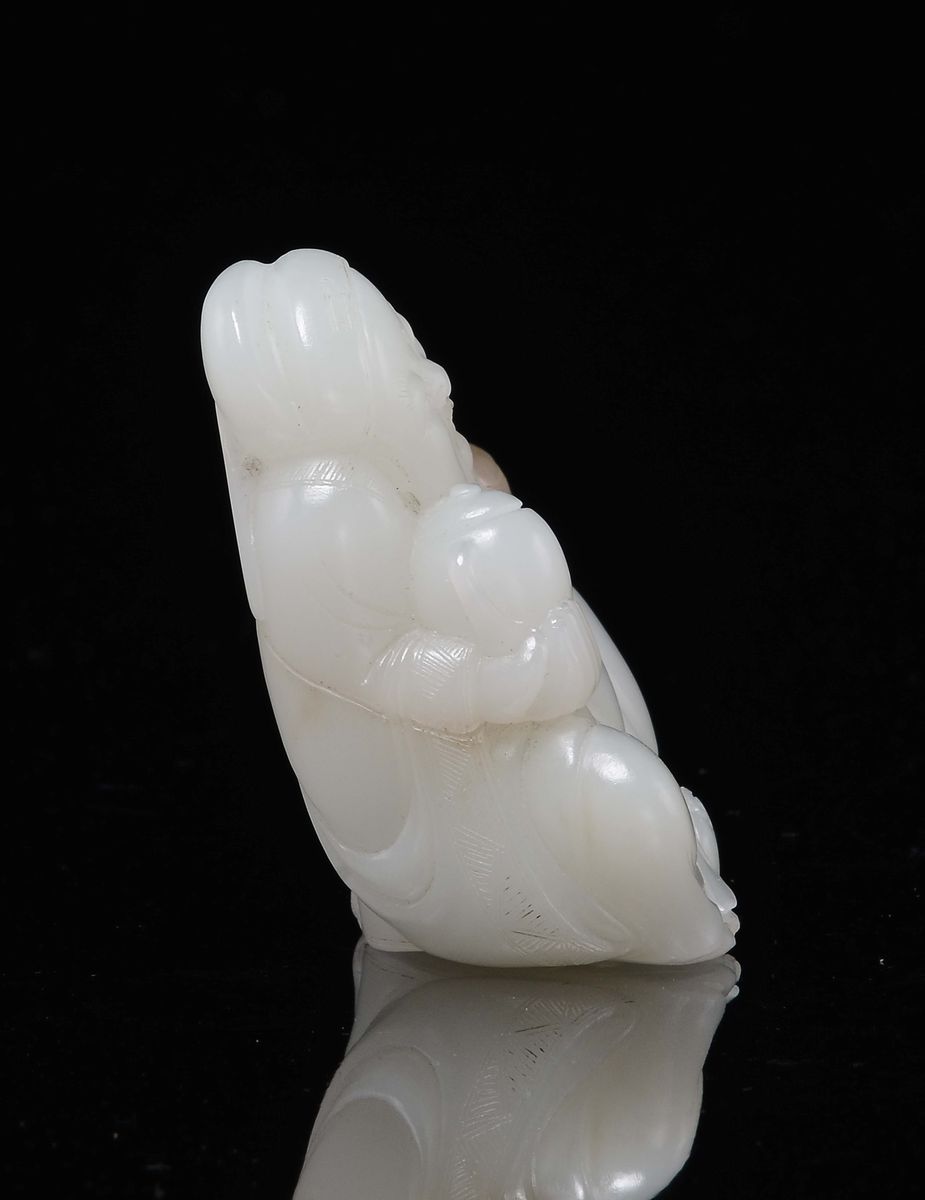 Sculptore Cinese del XIX secolo, Saggio sorridente scolpito in giada bianca con teiera in mano, D...