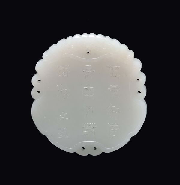 Pendente in giada bianca con incise scritte e personaggi, Cina, Dinastia Qing, XIX secolo