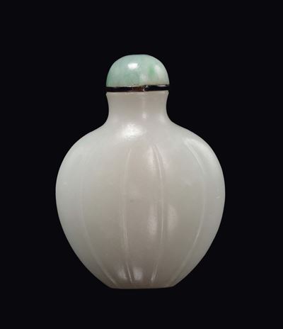 Cina, Dinastia Qing, Snuff bottle scanalata in giada bianca con tappo in giadeite, epoca Qianlong...