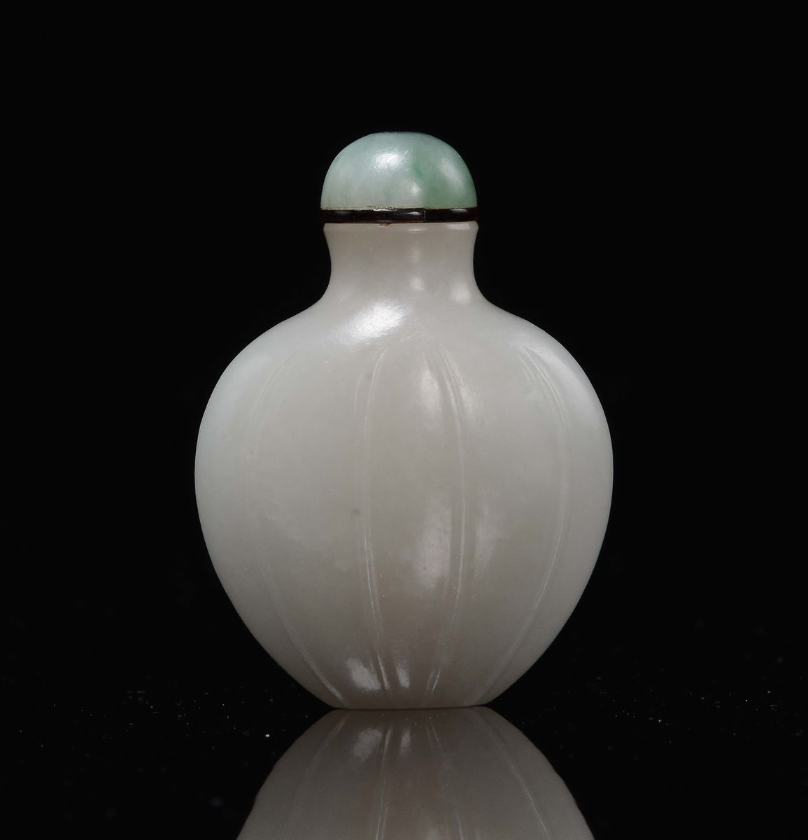 Cina, Dinastia Qing, Snuff bottle scanalata in giada bianca con tappo in giadeite, epoca Qianlong...