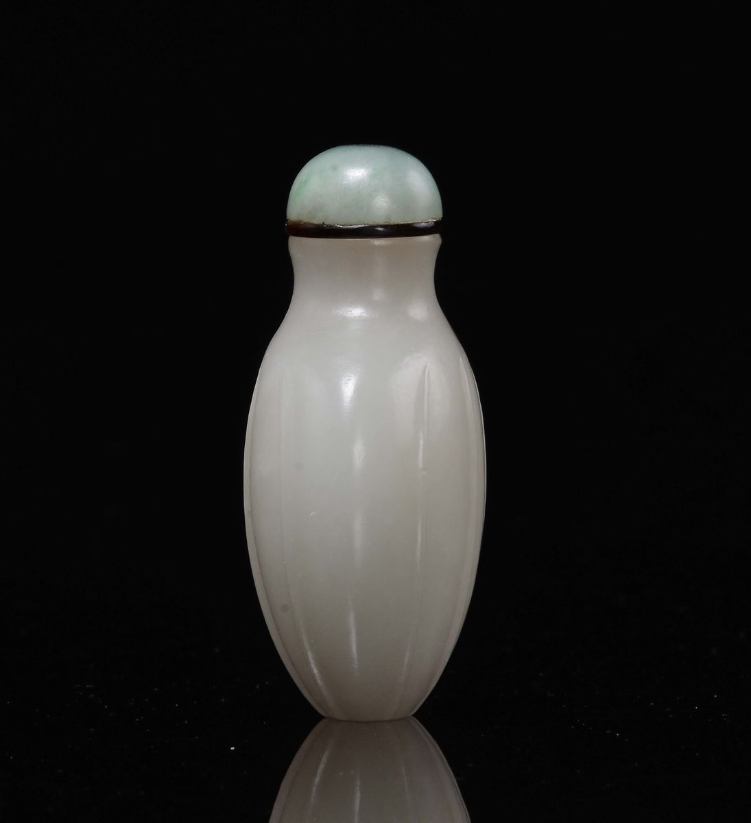 Cina, Dinastia Qing, Snuff bottle scanalata in giada bianca con tappo in giadeite, epoca Qianlong...
