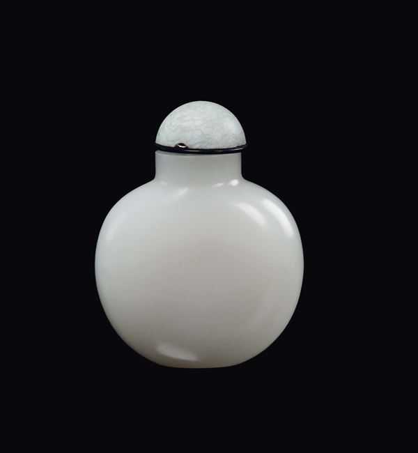 A white jade snuff bottle rounded shaped, China, Qing Dynasty, Qianlong Period (1736-1795)