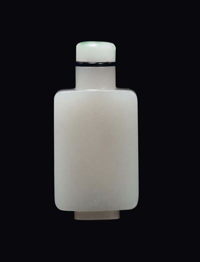 Cina, Dinastia Qing, Snuff bottle squadrata in giada bianca con tappo in giadeite, epoca Qianlong...