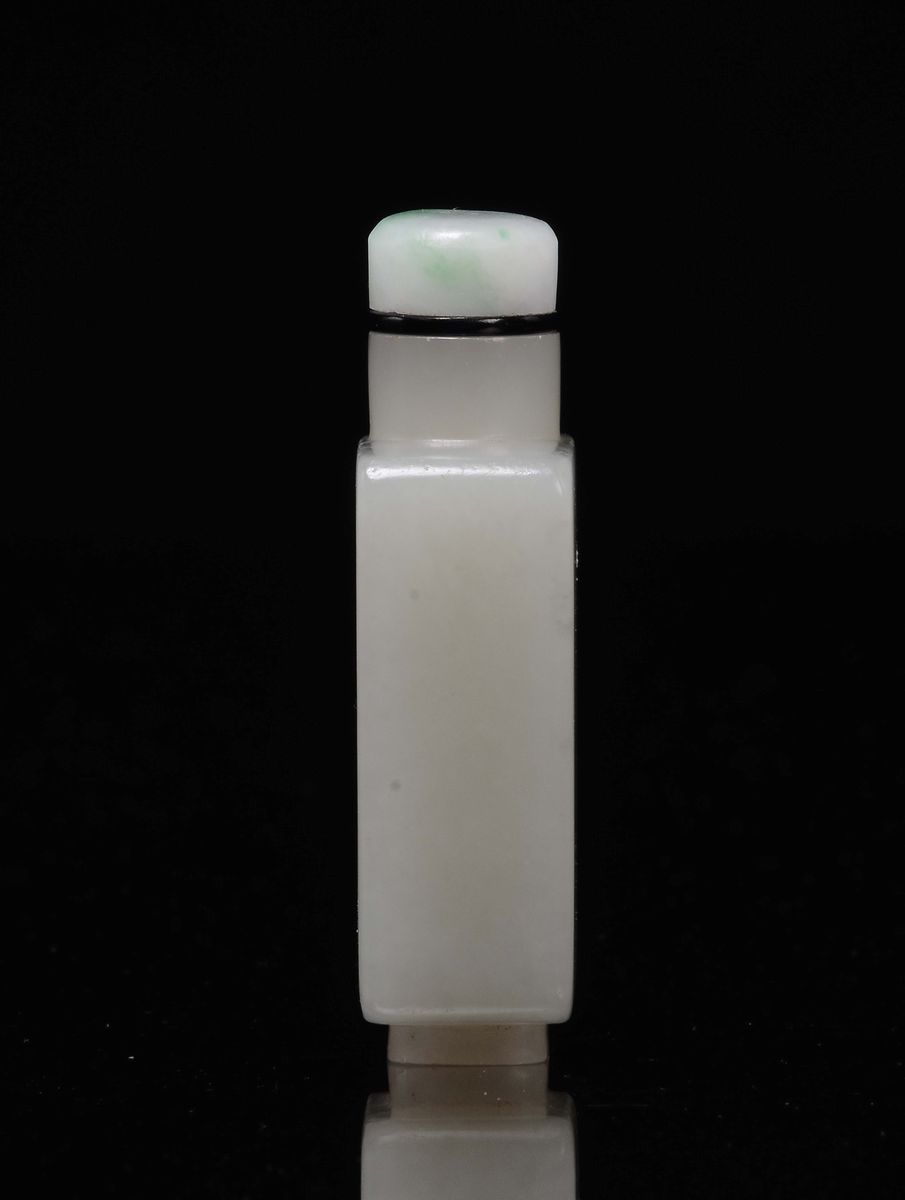 Cina, Dinastia Qing, Snuff bottle squadrata in giada bianca con tappo in giadeite, epoca Qianlong...