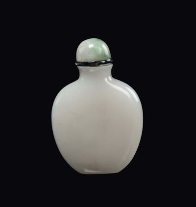 Cina, Dinastia Qing, Snuff bottle in giada bianca con tappo in giadeite, epoca Qianlong (1736-179...